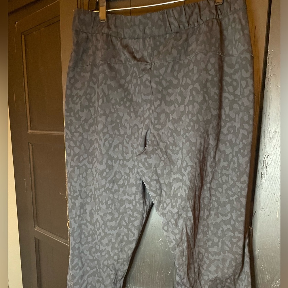 Lululemon On the Fly 7/8 Pant. Size 12. Deep gray camo/cheetah print. - Picture 3 of 8